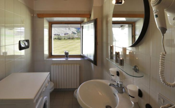 Genziana, Livigno, Bathroom